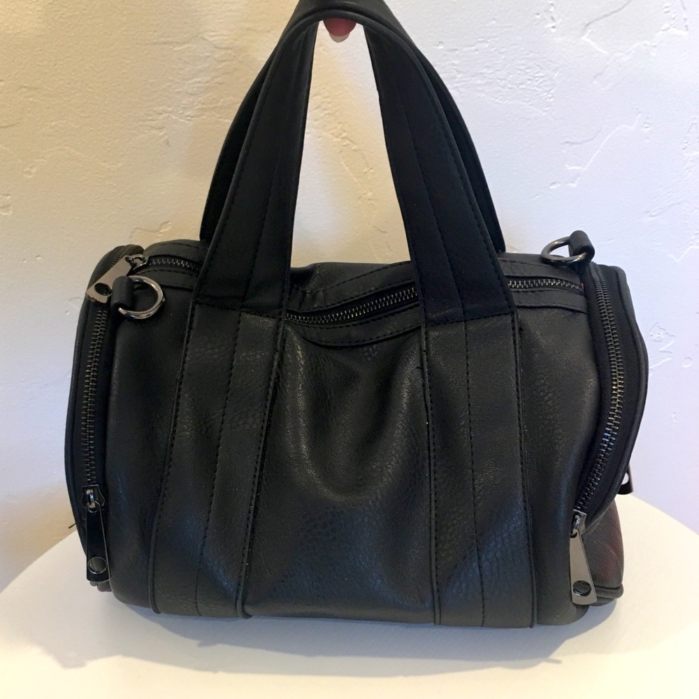 Kiss Me Couture Small Bag / Super Cute Pink Interior / Used Good Condition 🖤💗